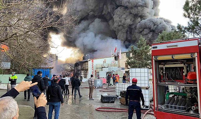 Kocaeli'de fabrikada çıkan yangını söndürme çalışmaları devam ediyor -  Asayiş - Alp Haber