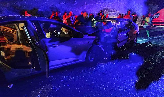 Isparta'da iki otomobil kafa kafaya çarpıştı: 3 ölü, 10 yaralı